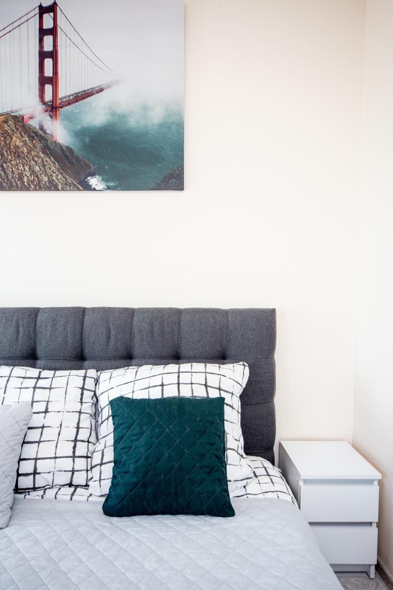 Cozy Modern Astoria Magic Grey Old Town Apartment